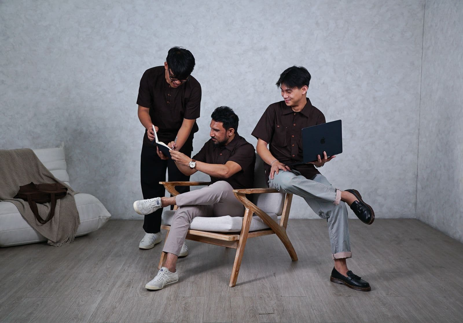 HAMARU — kemeja lengan pendek